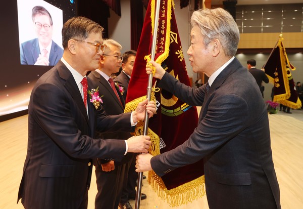 정성진 조합장(사진 왼쪽)이 강호동 농협중앙회장으로부터 종합업적평가 최우수기를 건네받고 있다.