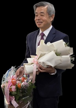 정병곤 회장이 축하 꽃다발을 받고 환하게 웃고 있다.