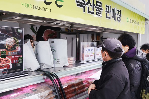 서울경기양돈농협 지난 28일 서울 중구 프레스센터 앞에서 열린 ‘2025 삼겹살데이 한돈 현장 특판 행사’에 참여해 삼겹살과 목살, 양념육 등을 최대 50% 할인판매했다.