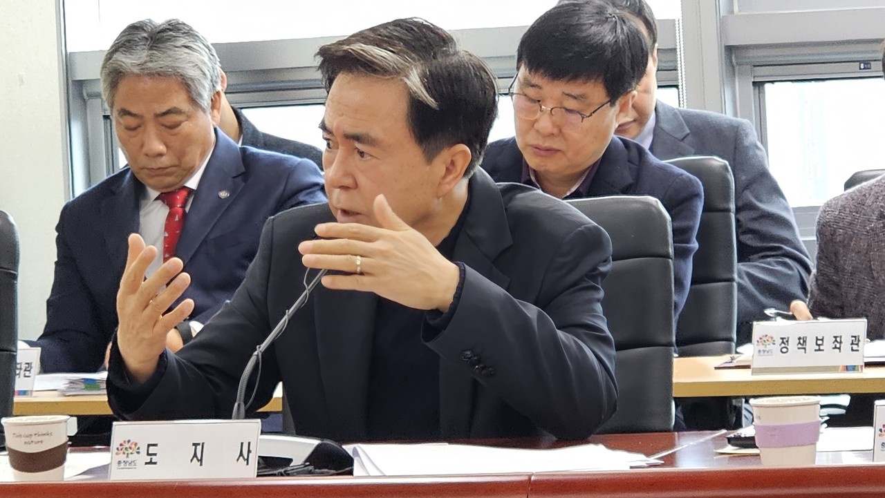 실국원장회의를 주재하고 있는 김태흠 충남도지사