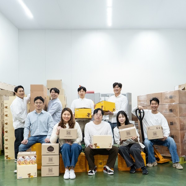 농산업 혁신벨트 조성사업에 참여한 하동군 소재 율림에프엔비 농업회사법인 임직원들이 자사 상품을 소개하고 있다.