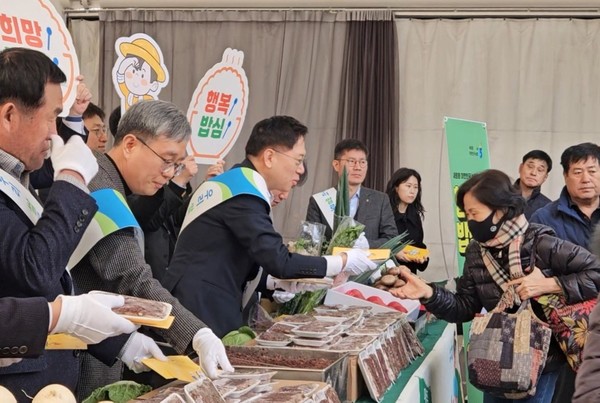 장터 방문고객을 대상으로 우리 쌀로 만든 떡을 나눠주며 쌀 소비 촉진 캠페인과 고향사랑기부제 홍보 캠페인을 펼치고 있다.