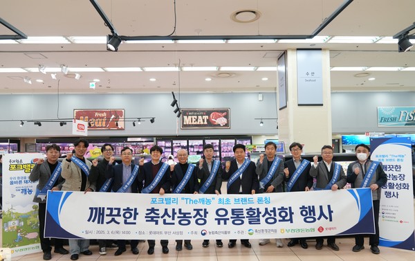 행사 기념 촬영 모습.