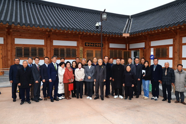  농식품부의 농촌중심지활성화 사업을 통해 준공된 화양어울림 센터에서 기념촬영 모습.