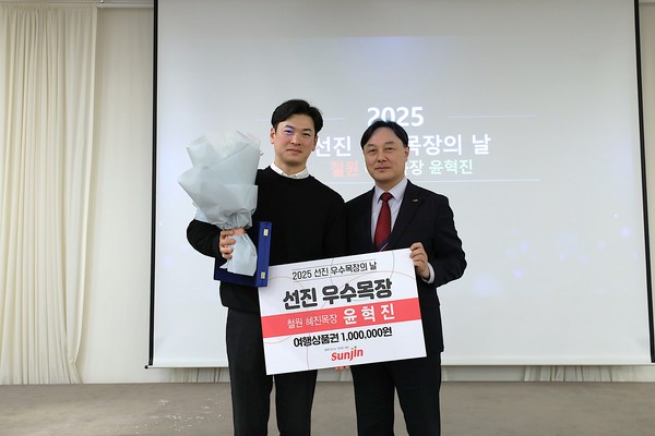 왼쪽부터 윤혁진 혜진목장 대표, 최정기 선진 사료영업본부 이천BU장.