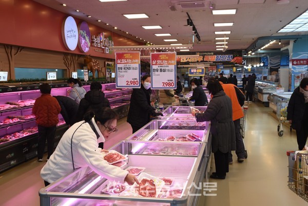 최근 삼겹살 데이 행사가 진행된 한 마트의 모습.