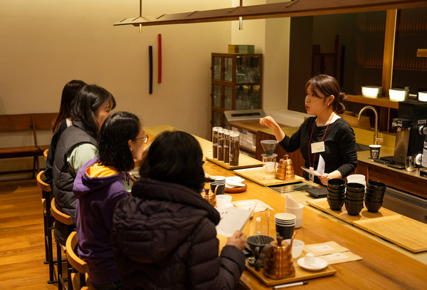 남양유업이 실시하고 있는 가족돌봄청년 대상 바리스타 직무 체험 교육 현장.