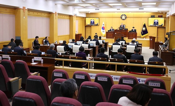 지난 12일 제303회 임시회의 모습