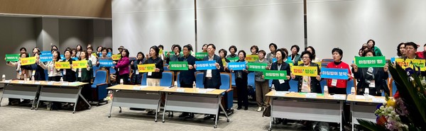 서울고향주부모임 정기총회 참석자들이 쌀 소비 촉진 운동에 동참할 것을 결의하고 있다.