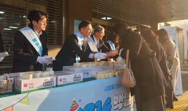 행사 참석자들이 출근길 서울시교육청 직원들을 대상으로 우리 쌀 백설기와 귀리음료를 나눠주며 백설기데이를 알리고 아침밥 먹기의 중요성을 홍보하고 있다.