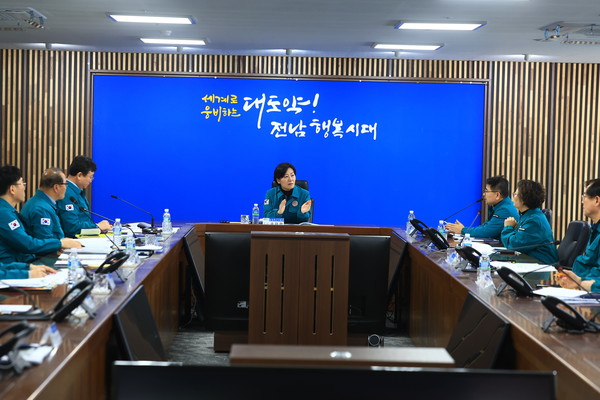 송미령 농식품부 장관이 지난 17일 오전 전남도청에서 구제역 발생과 방역대책 추진상황 등을 점검하고 있다.