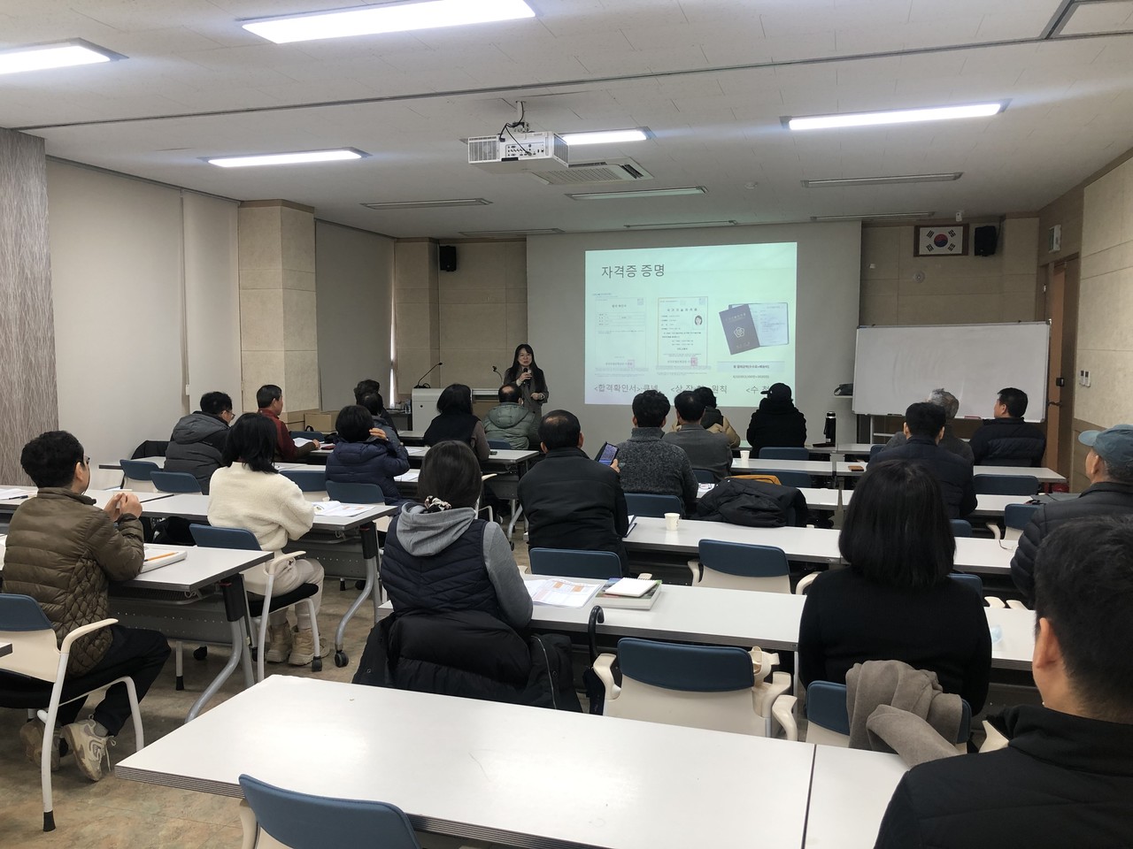 세종시농업기술센터(소장 안봉헌)는 18일 정원문화 확산과 정원 전문가 양성을 위한 ‘조경기능사 자격증 교육 과정’을 개강했다.