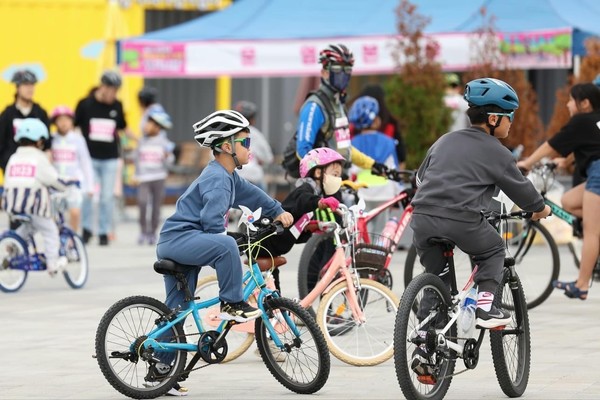 이응다리 북측 주차장에서 신나게 자전거를 타고 있는 학생들