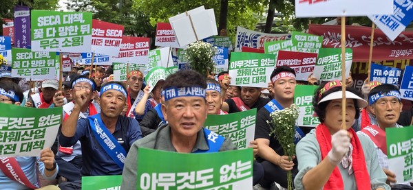 화훼 샌산자들이 수입 꽃으로 인한 어려움을 토로하는 가운데 ‘한·에콰도르 전략적경제협력협정(SECA)’은 국회 비준만을 남겨두고 있다. 사진은 지난해 9월 국회의사당 앞에서 열린 ‘SECA 국회 비준 반대 및 화훼산업발전 결의대회’ 모습.