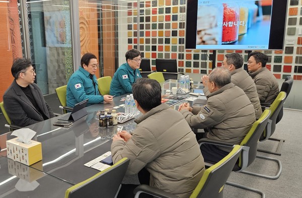 남송희 산림청 국제산림협력관이 인천 서구에서 목재 생산기업과 목재산업 활성화 방안을 논의하고 있다.