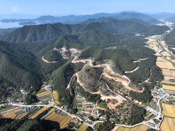 경남 고성군산림조합이 경영주체로서 조성하고 있는 ‘갈모봉 선도산림경영단지’ 현장 전경