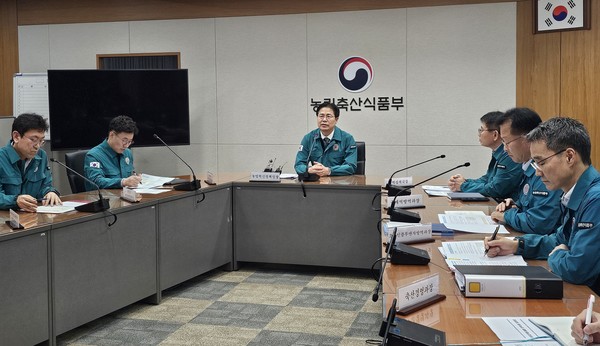 강형석 농식품부 농업혁신정책실장이 지난 20일 오후 조류인플루엔자 중앙사고수습본부 회의를 개최해 발생과 방역대책 추진상황 등 점검했다. 사진은 지난 1월 자료사진.