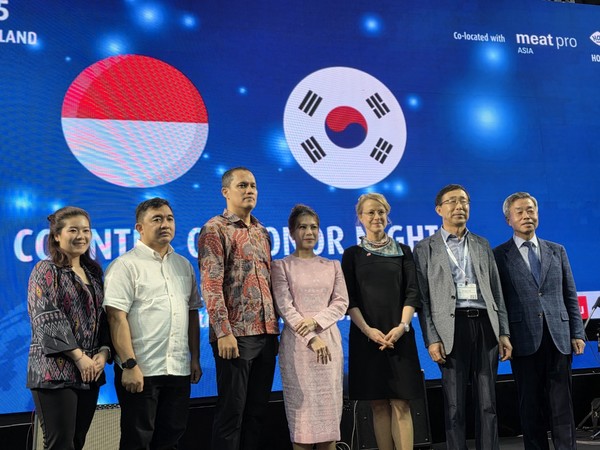 한국은 이번 전시회에서 올해의 국가로 선정됐다. 주요 내빈 단체 기념촬영에서 사진 오른쪽 첫번째 정병곤 한국동물약품협회장, 두번째 이상길 한국단미사료협회장 모습.