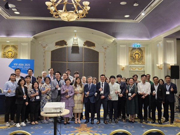 PIC/S와 관련해 태국 정부와 함께한 세미나에서 한국동물약품회와 동약 업계 및 현지 정부 관계자들이 단체 사진을 찍고 있다.