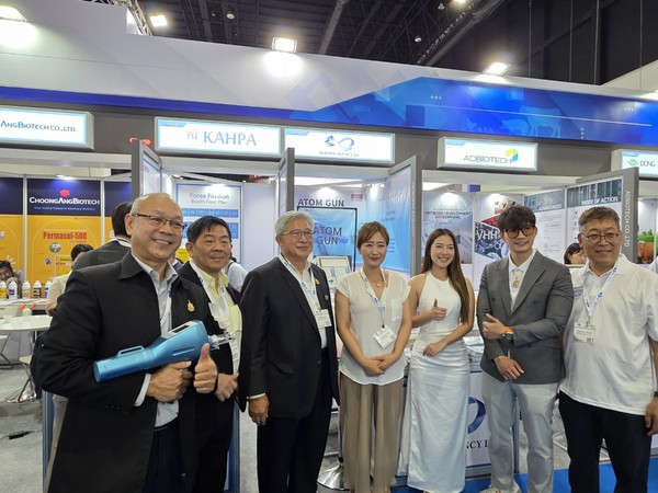 한국관에서 리본에이전시와 CP그룹 관계자들이 함께 기념촬영을 하는 모습.