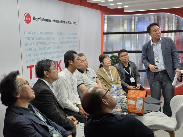 태국주요 정부기관 DLD(Department of Livestock Development) 태국 농협협동조합부 '축산개발국'가 아프리카돼지열병(ASF) 백신 개발에 관심을 적극적으로 표했다. 코미팜은 부스 2층에 마련한 장소에서 DLD관계자와 태국 킹몽굿대학 교수, 태국 에이젼트 UAP 대표 등이 모인 가운데 세미나를 진행하고 있다.