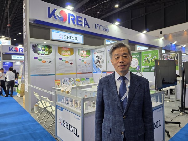 한국관 앞에서 포즈를 취한 정병곤 한국동물약품협회 회장.