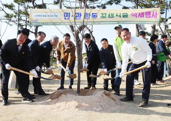 김용래 한국양봉농협 조합장(오른쪽에서 세 번째)이 칠곡 꿀벌나라 테마공원에서 열린 민·관 합동 꿀샘식물 식재 행사에서 정희용 의원, 권재한 농진청장 등과 꿀샘식물을 식재하고 있다.