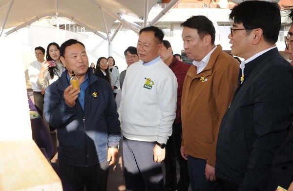 김용래 조합장(왼쪽 첫 번째)이 정희용 의원(오른쪽 두 번째), 권재한 농진청장(오른쪽 첫 번째)에게 조합에서 생산되는 다양한 양봉산물 제품들을 소개하고 있다.
