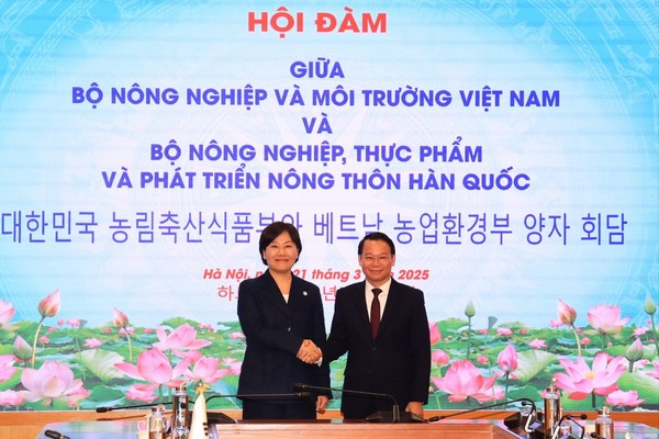 송미령 농식품부 장관(왼쪽)이 도득두이 베트남 농업환경부 장관과 양국 간 농업협력을 공고히 하기로 약속하고 있다.