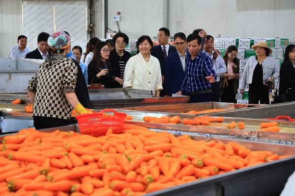 송미령 장관이 우리 정부의 ODA사업을 통해 설립된 농산물 가공시설을 둘러보고 있다.