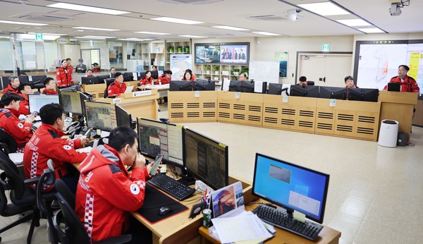 박범수 농식품부 차관 주재로 산림청 중앙산림재난상황실에서 열린 산불 발생·대응 상황을 긴급 점검회의 모습.