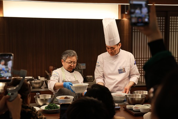 2020년 아시아 50 베스트 레스토랑 선정 최고 여성 셰프상을 받은 조희숙 셰프와 김도섭 셰프가 한식 강연을 하고 있다.