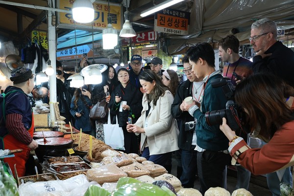 글로벌 미식 전문가들의 경동시장 투어 모습.