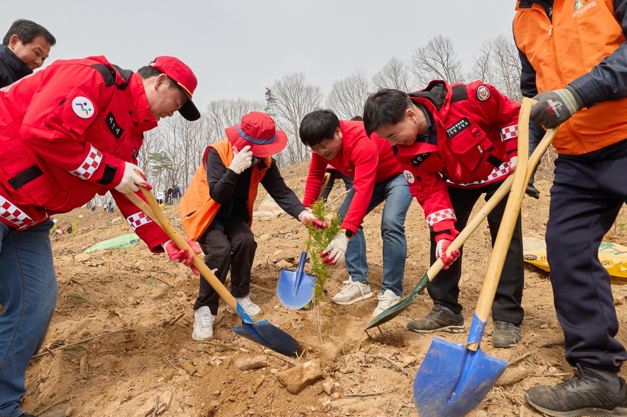 아산시가 제80회 식목일을 맞아 지난 25일 음봉면 삼거리 산29-1번지 일원에서 나무심기 행사와 산불예방 캠페인을 개최했다.