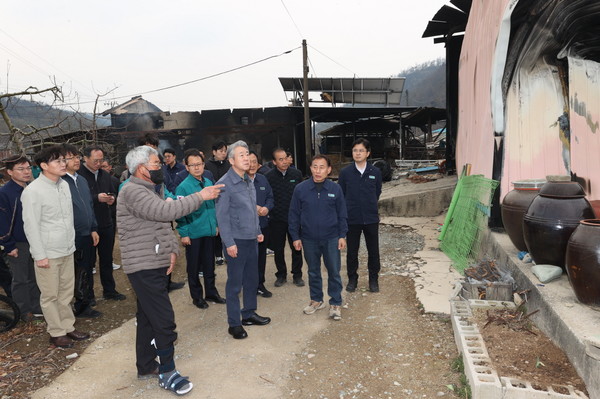 강호동 농협중앙회장과 농협임직원들이 경북 산불 피해현장에서 농업인에게 피해상황을 듣고 있다.