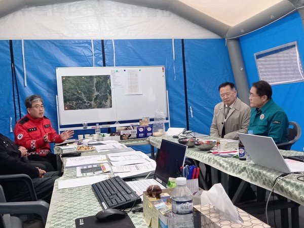 장태평 농어업위원장(오른쪽)이 지난 29일 산림청 산불통합지휘본부(경남 산청군)을 찾아 임상섭 산림청장, 신성범 국회의원, 이승화 산청군수 등과 산불 진화 대책을 논의하고 있다.
