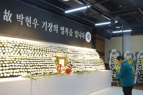 장태평 농어업위원장이 산불 헬기 추락으로 순직한 고 박현우 기장의 분향소(경북 의성군)를 찾아 애도하고 있다.