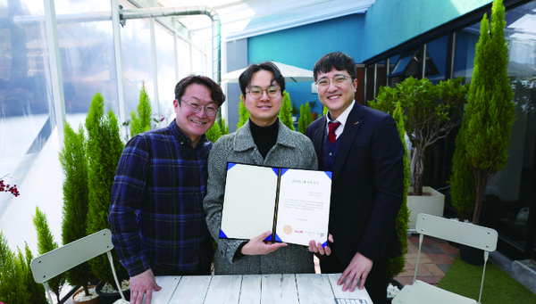 왼쪽부터 김정민 선진 사료 대리점 대표, 이근표 수연목장 대표, 조민구 선진 축우사업부장.