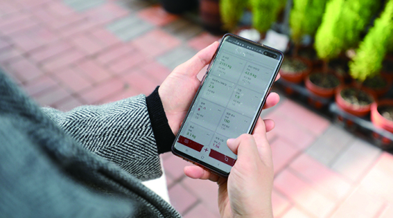 이근표 수연목장 대표가 로봇착유기가 보내주는 정보로 목장의 상황을 실시간으로 파악하고 있다.