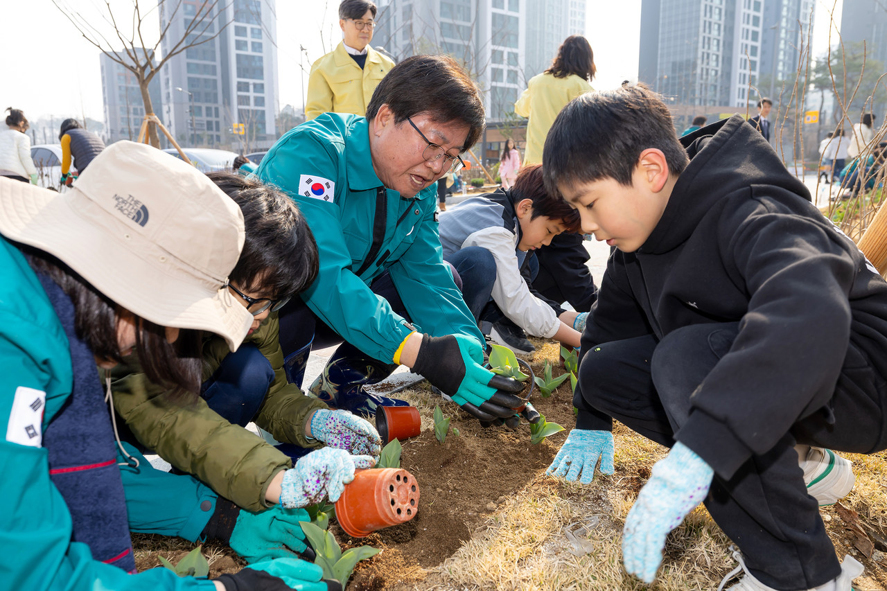 세종시교육청은 식목일을 맞이하여 2025년 3월에 개교한 산울초등학교 학생들과 함께 나무 심기 행사를 진행하고 있다. 