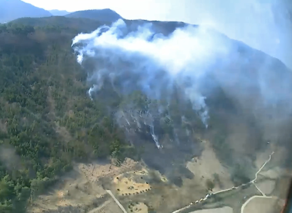 지난 4일 전북 순창에서 발생한 산불을 공중진화하는 헬기