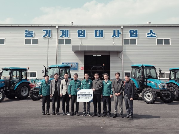  LS엠트론 산불 피해 농가 무상 임대 트랙터 전달식에 이충원 경북도의원(왼쪽 다섯번째)과 김주령 경북도청 농축산유통국장(오른쪽 세번째), 장승연 의성군농업기술센터소장(왼쪽 네번째)이 참석했다.