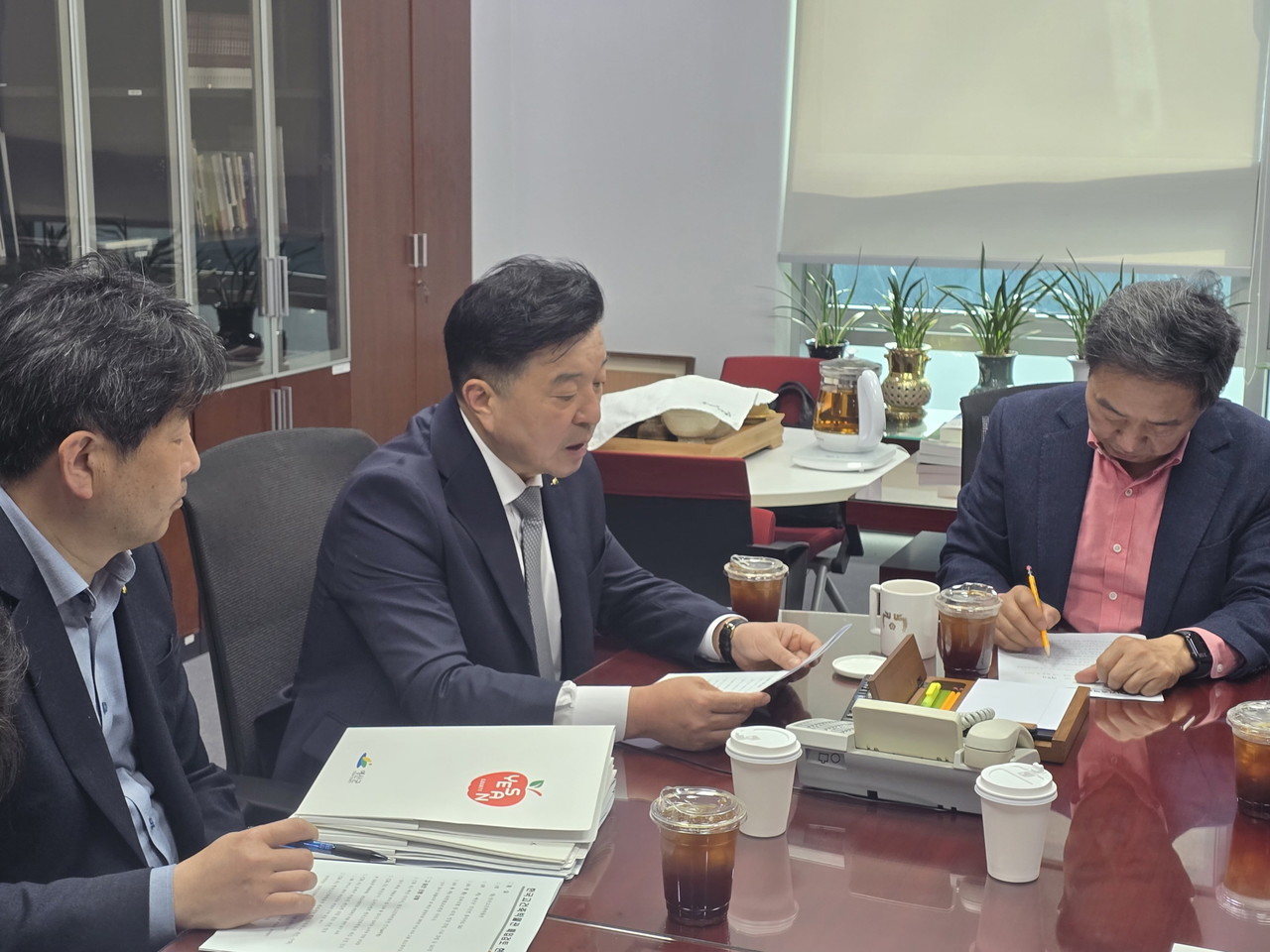 최재구 군수는 지난 7일 국회를 방문해 지역구 국회의원인 강승규 의원과 문화체육관광부 정용욱 종무실장을 만나, 문화·관광 인프라 확충을 비롯한 주요 사업에 대해 설명하고 정부 차원의 적극적인 지원을 요청했다.