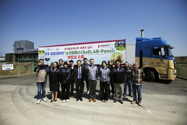 피드업 임직원들이 소이랩패스 베트남 수출을 기념하는 사진 촬영을 하고 있다. 