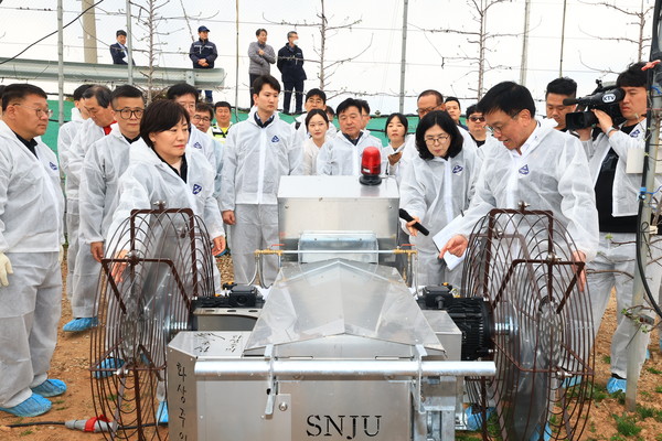 내포농원에 설치된 다양한 재해예방시설을 살펴보고 있다.