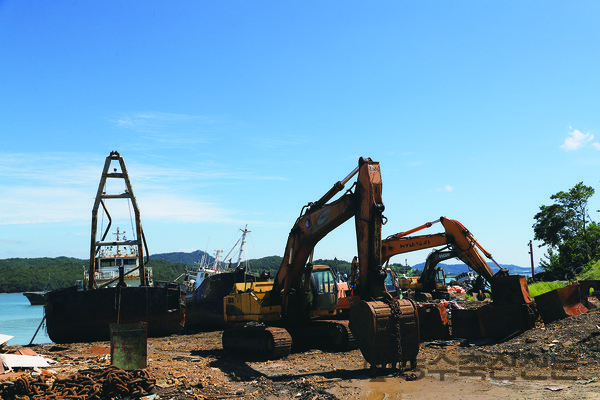 FRP어선을 폐선하는 조선소의 전경. FRP어선은 강도가 높은 터라 조선소에서도 폐쇄작업을 꺼리는 경우가 많다.