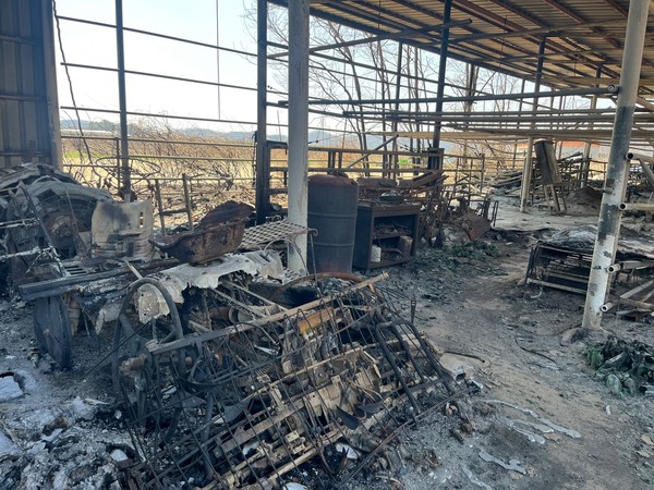 의성 산불 피해를 입은 농장의 기자재가 모두 전소된 모습. 같은 마을에는 축사 두 동이 모두 전소된 농장 등 피해가 심각하지만 아직 복구작업은 시작하지 못했다. 