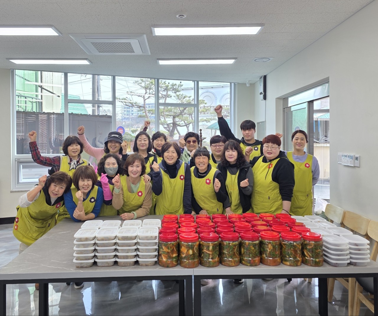 지난달 31일에는 청양읍 여성자원봉사회가 공유주방을 활용해 취약계층을 위한 밑반찬 나눔 봉사를 펼쳤다/