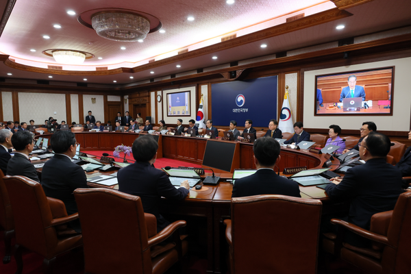 한덕수 대통령 권한대행 국무총리 주재로 열린 임시국무회의 모습.