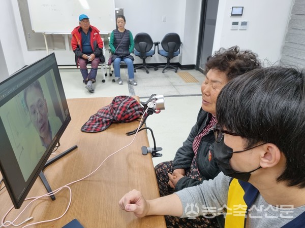 어복버스는 도서지역과 연안어촌지역 어업인의 삶의 질 개선을 위해 지난해부터 추진되고 있는 시범사업으로 어업인으로부터 호평을 받고 있다. 사진은 지난 15일 전남 목포시 율도에서 원격진료를 하고 있는 모습.